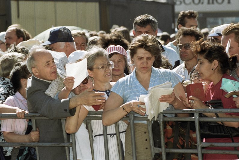 Август 1994 г. Ещё полгода назад акции АО «МММ» считались вполне респектабельным вариантом вложения денег. Но 4 августа Сергей Мавроди, глава «МММ», был арестован за неуплату налогов, а офис фирмы, оказавшейся финансовой пирамидой, заняли ОМОН и налоговики. Акционеры осаждают офис с требованием освобождения Мавроди и выплаты причитающихся им процентов.