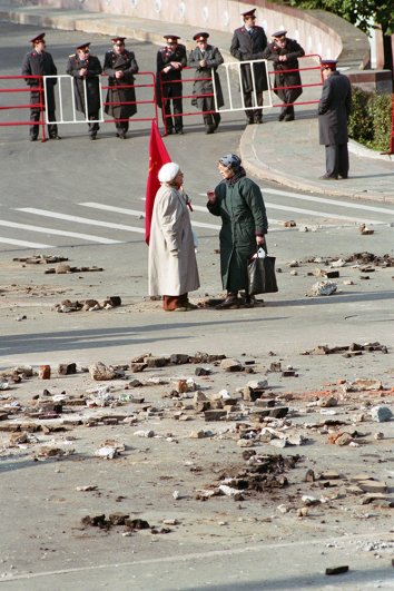 1 октября 1993 г. начались беспорядки на улицах Москвы. Столкновения оппозиции и власти приобрели угрожающий характер. У метро «Баррикадная» в 17.00 несколько тысяч человек провели митинг. Примерно в то же время зафиксированы волнения на Лубянке и в районе станции метро «Улица 1905 года». Было задержано более 160 чел.