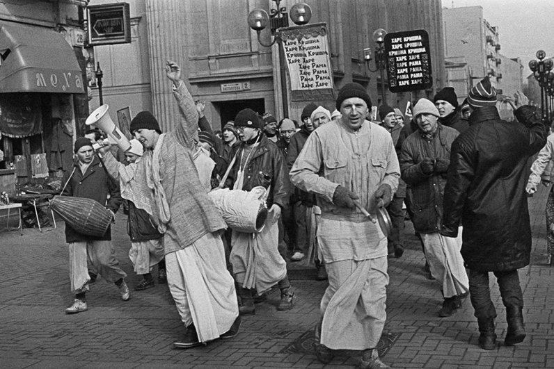 Если в 1990 г. кришнаиты в Москве были ещё в новинку, то к марту 1992 г. они уже успели стать на том же Арбате совершенно заурядным явлением. В том же году был официально зарегистрирован «Центр обществ сознания Кришны в России», и скоро книгой «Бхагават-гита как она есть» было завалено всё. Некоторые её даже читали.