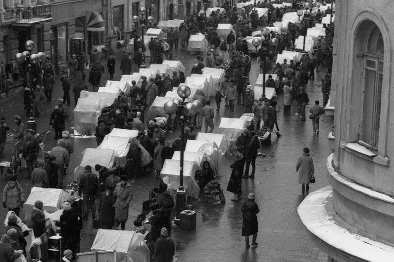 1 апреля 1986 г. самая старая улица Москвы – Арбат – стала пешеходной и превратилась в своего рода центр уличного искусства. К 1992 г. Арбат был уже в основном туристическим торжищем – палатки с сувенирами стали основной достопримечательностью.