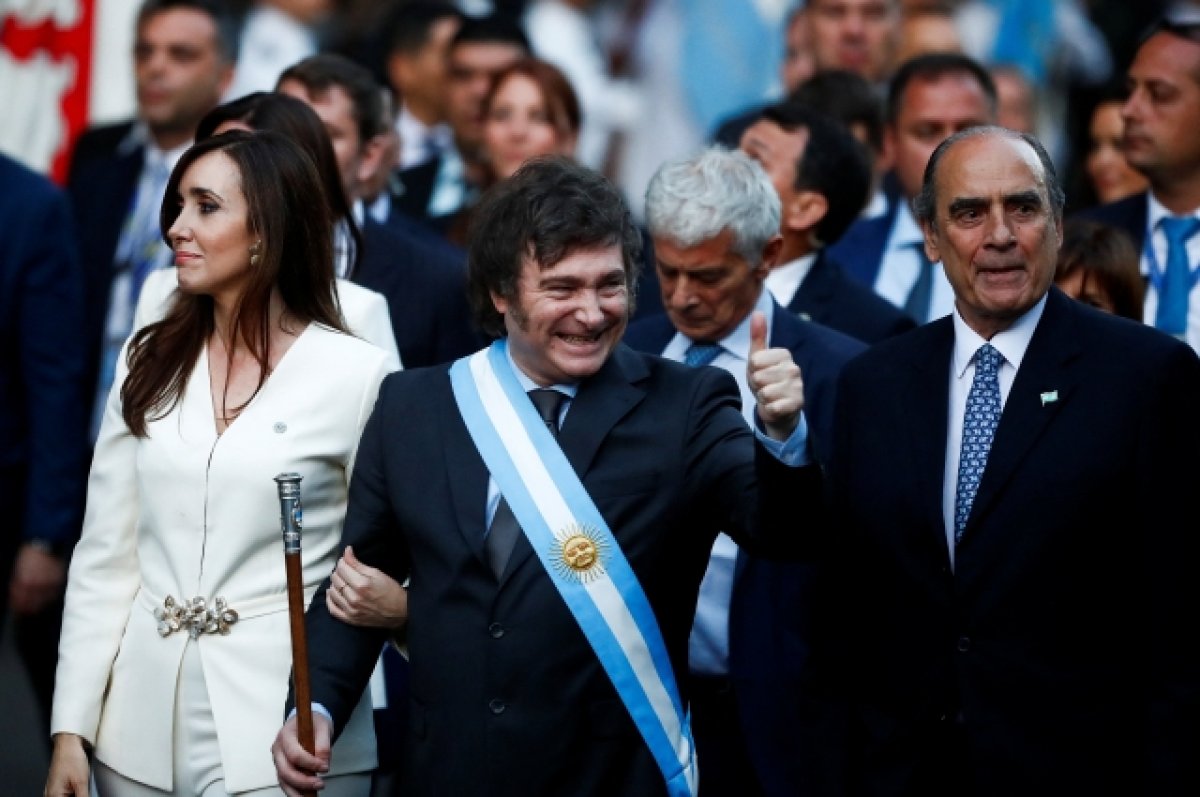 В избранного президента Аргентины Милея кинули бутылку во время парада