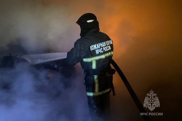 В Кваркенском районе произошел пожар на ферме на площади 7 200 кв. м.