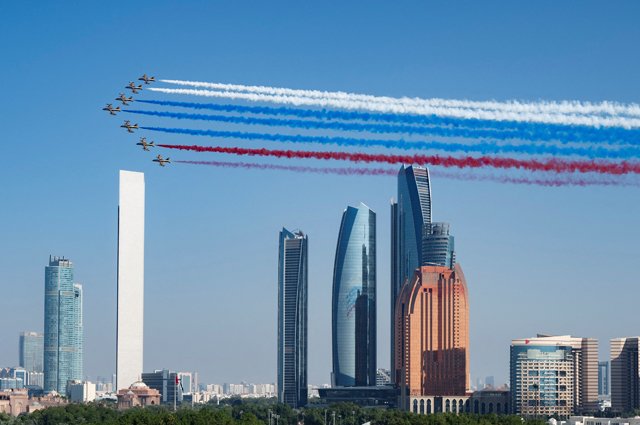 Небо над Абу-Даби в честь приезда высокого гостя из России раскрасили в цвета нашего триколора.