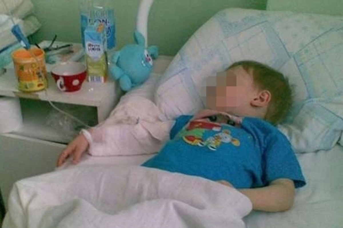 1 мальчик заболел. Маленький ребёнок в болнице.