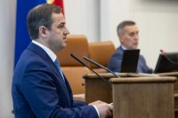 Проект бюджета на три года представил заместитель правительства края – министр финансов Владимир Бахарь.