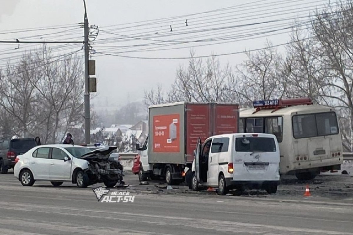 В Новосибирске на Димитровском мосту произошло ДТП с участием пяти машин |  АиФ Новосибирск