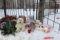 Мемориал в Брянске в память о погибших девочках во время стрельбы в школе.