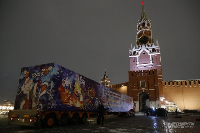 Главную новогодняя ёлку привезли в Кремль