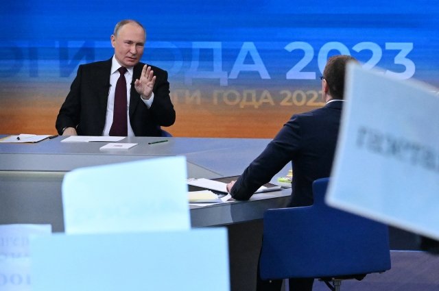Президент РФ Владимир Путин проводит совместную «прямую линию» с гражданами и большую пресс-конференцию с журналистами.