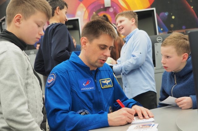На встрече с детьми космонавт Андрей Федяев дал автографы всем желающим.