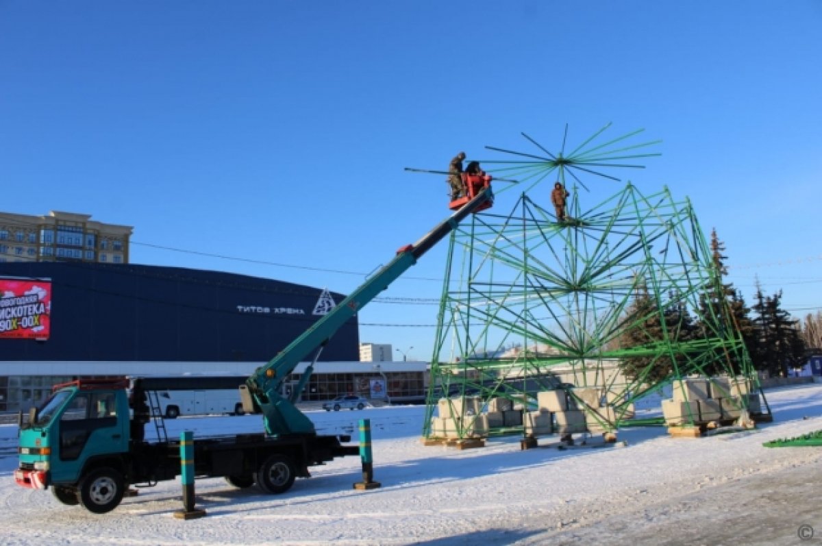 В Барнауле устанавливают главную новогоднюю елку на площади Сахарова