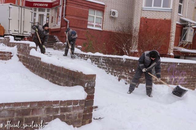 На уборку снега брошены все силы. Но пока результаты не радуют.