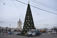 В Крыму уже начали наряжать елки на площадях. Главная новогодняя красавица в Симферополе.