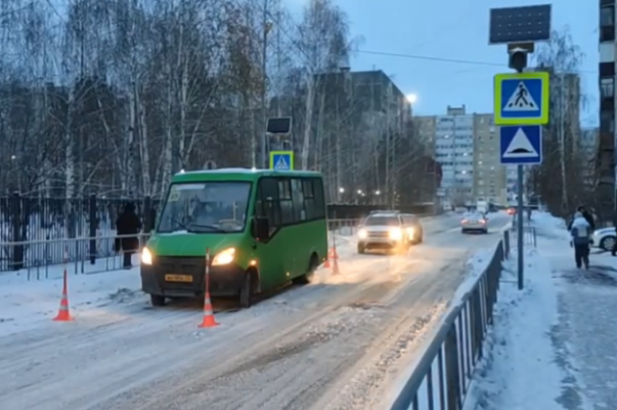 В Тюмени на «зебре» маршрутка сбила женщину с коляской | АиФ Тюмень