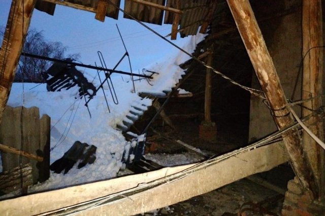 Крыша дома на улице Первомайской не выдержала глыбы снега.