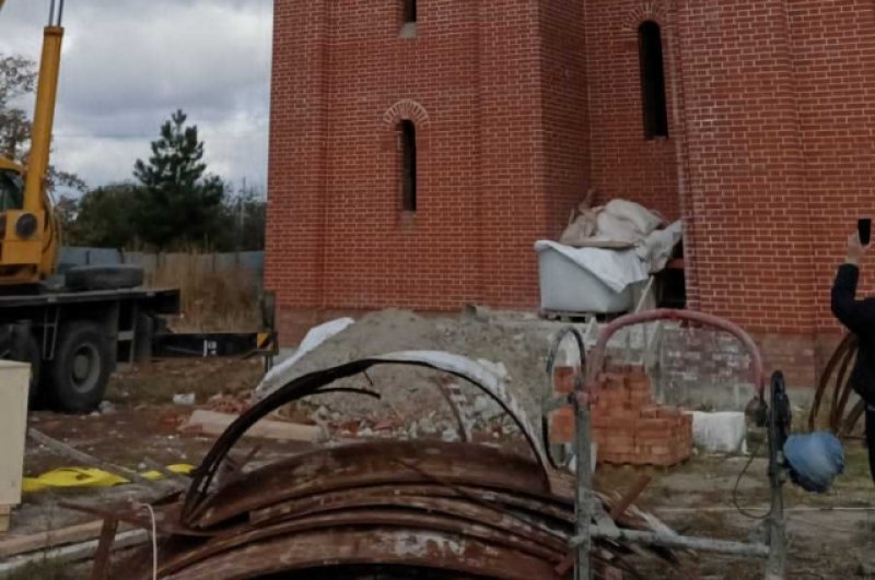 Новый храм в Развильном строят всем миром.