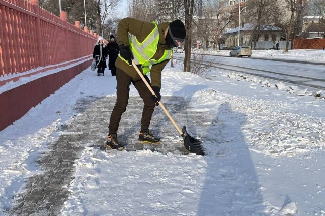 Улицы Благовещенска от снега избавляют в том числе студенты. 