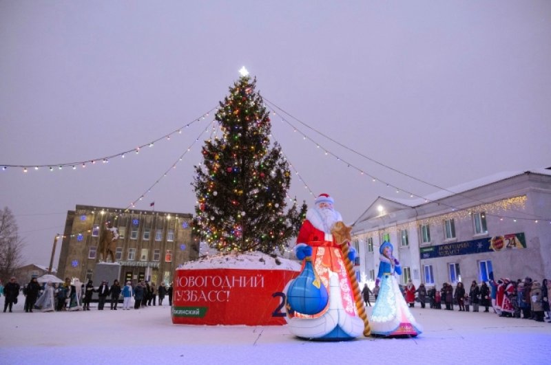 Ёлочка в Тяжине примечательна тем, что 16 декабря вокруг неё проходили соревнования на звание Лучшего Деда Мороза Сибири. 28 новогодних волшебников приехали на снегоходах, пели, танцевали, показывали сценки и играли на инструментах.