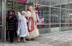Сначала Дед Мороз и Снегурочка вышли, чтобы поприветствовать всех присутствующих.