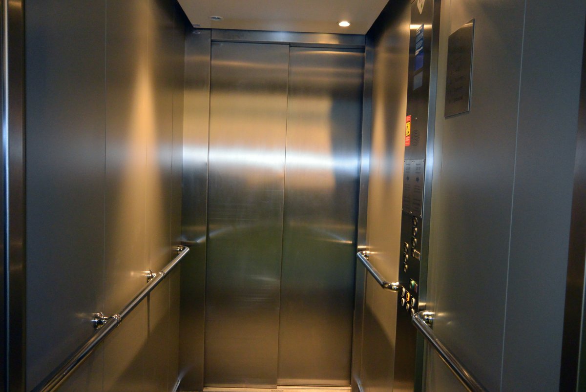 Лифт сорвался с восьмого этажа в жилом доме в Казани