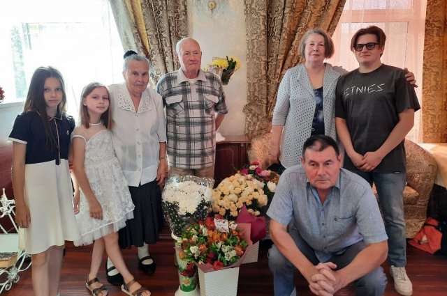 Людмила Гладышева (третья слева) с родственниками на своем 90-летнем юбилее.