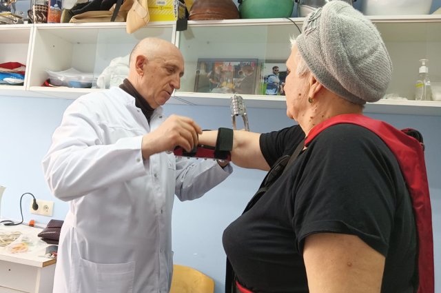 Профессор ВолгГМУ Александр Воробьёв работает с пациентами со всей России.