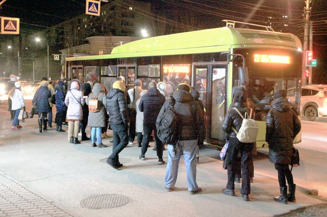 Вот что происходит на остановках в Волгограде в часы пик. Но с февраля пассажиропоток ещё увеличится.