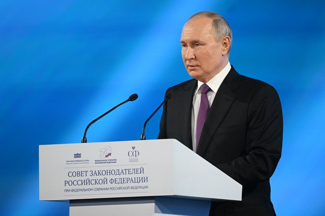 Президент РФ Владимир Путин выступает на заседании Совета законодателей РФ, посвящённом 30-летию Федерального Собрания РФ.