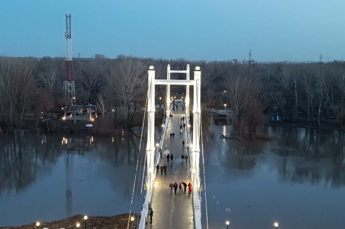 Река урал в оренбурге уровень воды сегодня. Мост через Урал Оренбург. Оренбург мост через Урал 2023. Паводок. Набережная Оренбург.