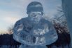 Ледовые солдаты украшают город, как и годом ранее.