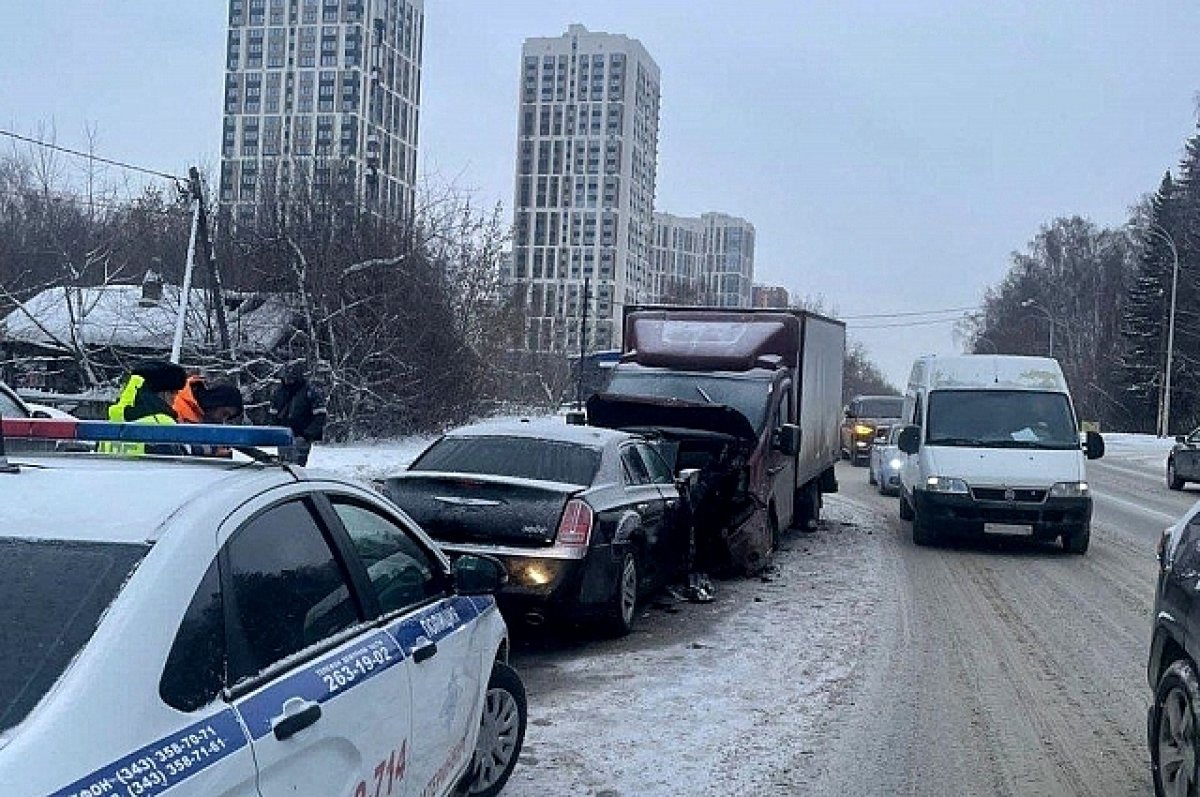 Водитель Chrysler умер в больнице после ДТП с в Екатеринбурге | АиФ Урал