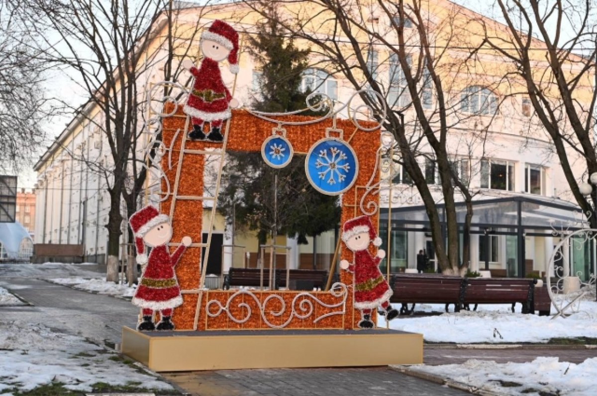 В Белгороде за драмтеатром установили новые новогодние фотозоны | АиФ  Белгород