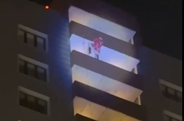 Альпинист в костюме Деда Мороза должен был спуститься с балкона 24 этажа.