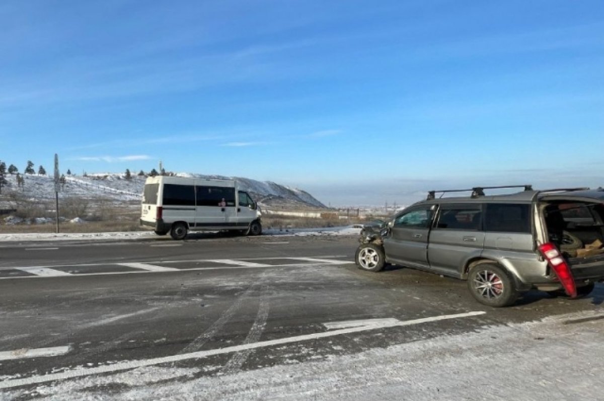 Автомобиль врезался в маршрутку с пассажирами в Улан-Удэ | АиФ Бурятия