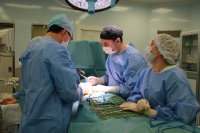 Хирург вместе с врачами Талехом Юсифовым и Дмитрием Гусевым провели успешную операцию. 