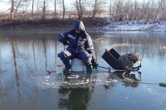 Зимняя рыбалка требует осторожности и тщательной подготовки.
