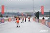 А вдоль набережной залит каток протяженностью 1850 метров, по которому можно прокатиться на коньках от Олимпийской площади.
