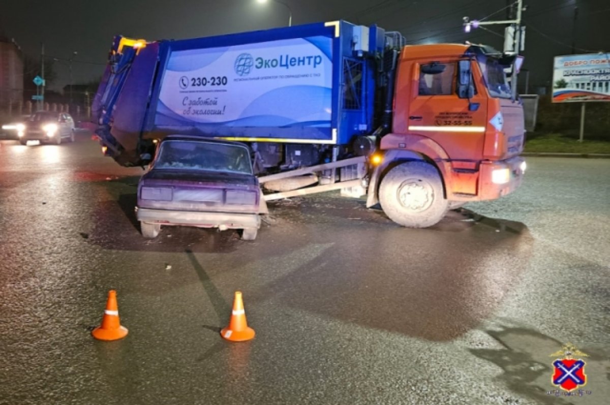 В Волгограде водитель отечественной «легковушки» врезался в мусоровоз | АиФ  Волгоград