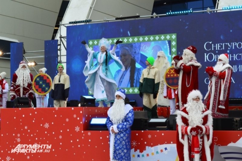В самом массовом хороводе Снегурочек прошли все 33 финалистки Первого всекузбасского конкурса «Снегурочка 2024». 