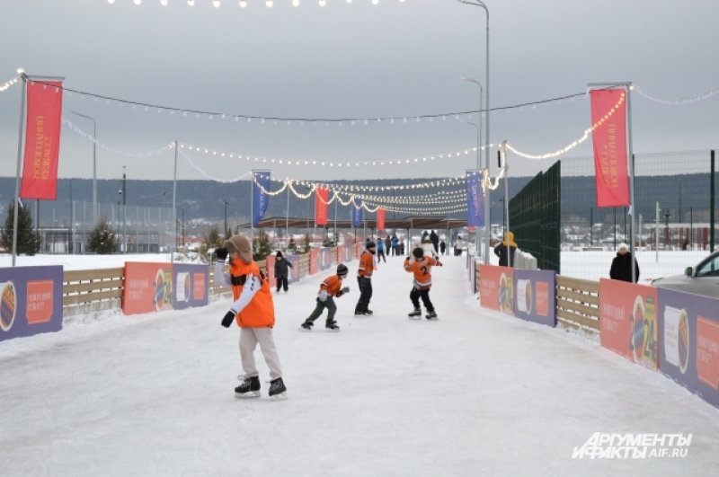 А вдоль набережной залит каток протяженностью 1850 метров, по которому можно прокатиться на коньках от Олимпийской площади.