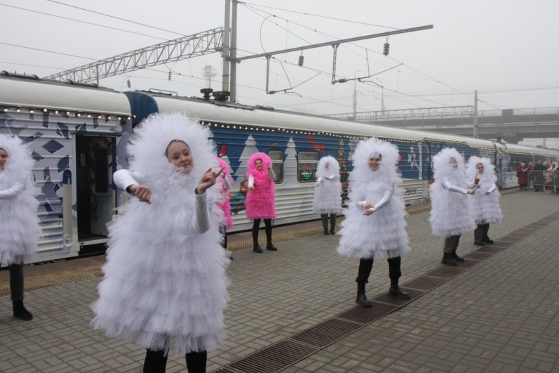 Выступление поддержали танцующие снежинки. 