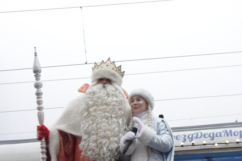 Вместе с любимой внучкой зимний волшебник поздравил волгоградцев с наступающим Новым годом.