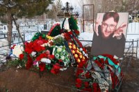 Дмитрий покоится рядом с отцом на Старом кладбище в Заринске.