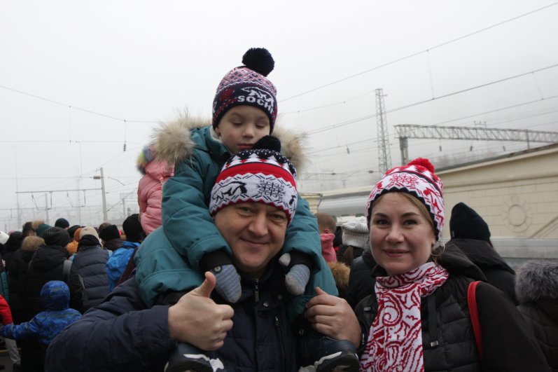 Самые маленькие устроились на папиных плечах.