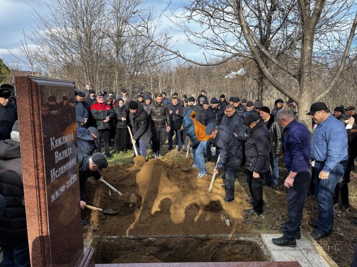 Похоронили Мурада Кажлаева на кладбище на улице Танкаева 64. 