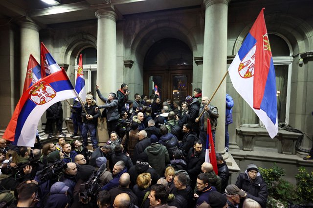 Сторонники оппозиции «Сербия против насилия» (СПН) протестуют перед мэрией.