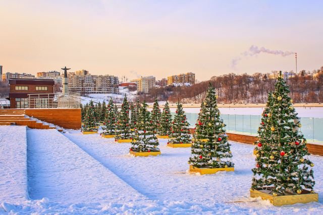 На фотографии Юрия Коновалова - новогоднее настроение на празднично украшенном Заливе.