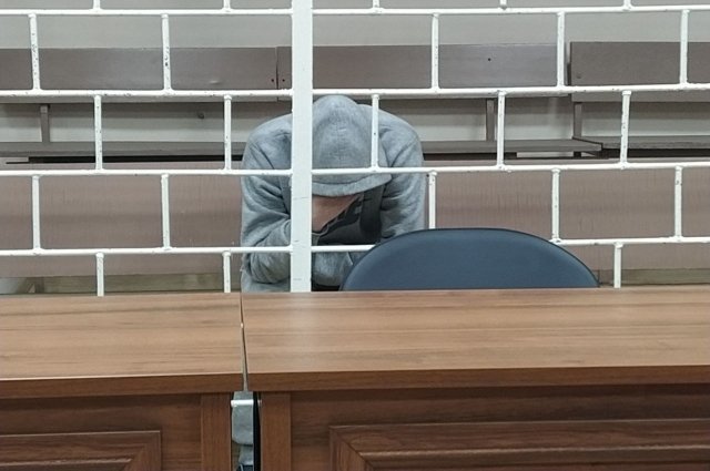 На оглашении приговора Папенко закрывался от камер.