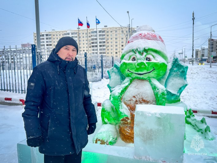 А такой дракон получился за три дня. Лепили его мастера-новички. 