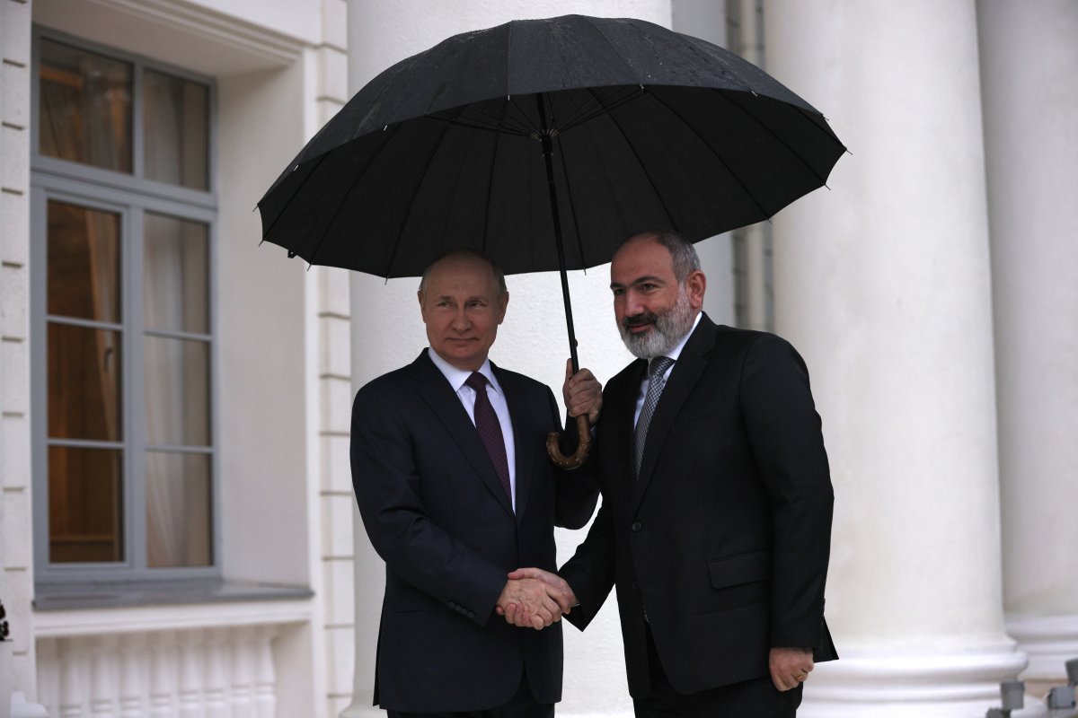 Путин пообщался с Пашиняном на экскурсии по Павловскому дворцу